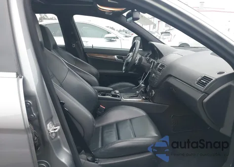 2009 Mercedes-Benz C 63 Amg z USA, uszkodzony, nr VIN WDDGF77XX9F307085